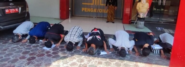 Remisi HUT RI, Delapan Napi Sragen Sujud Syukur Keluar Penjara 