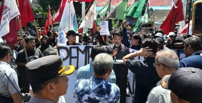 Mahasiswa  Salatiga Desak Jokowi Diadili