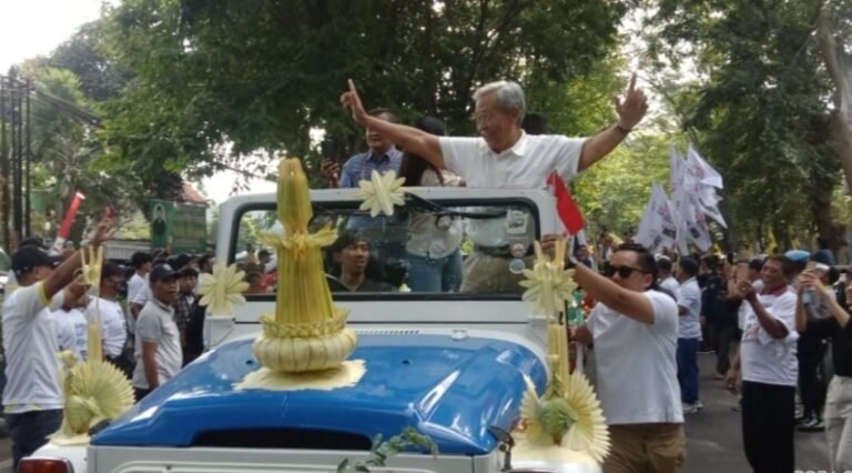 Bibit Waluyo, Mantan Gubernur Jateng antar Ahmad Luthfi-Taj Yasin daftar KPU