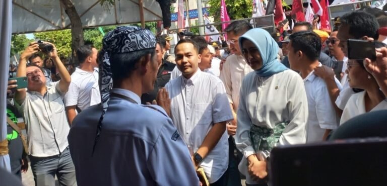 KIM Plus Daftarkan Respati – Astrid di KPU Surakarta, Disusul PDIP Usung Teguh Prakosa – Bambang ‘Gage’