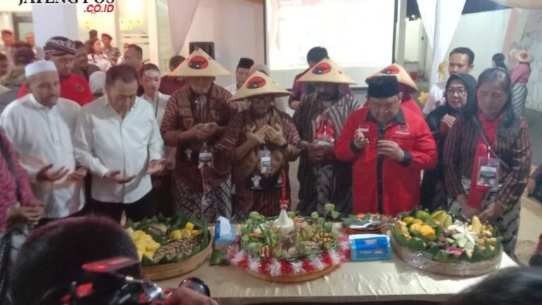 Teguh – Bambang Daftar Pilwalkot Jalan Kaki Pukul 23.00 Wib