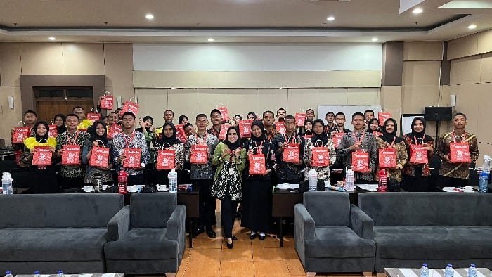 Kokola Edukasi Biskuit Halal Keluarga Indonesia bersama Paskibraka Jateng 2024