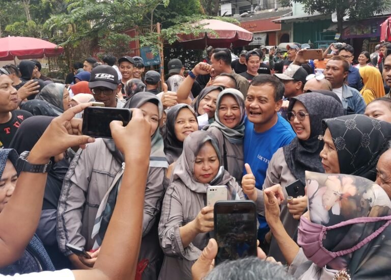 Ahmad Luthfi Disambut Pedagang Pasar Muntilan