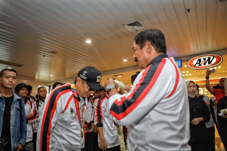 Bawa Pulang 260 Medali, Nana Sudjana Sambut Hangat Kedatangan Kontingen Jateng