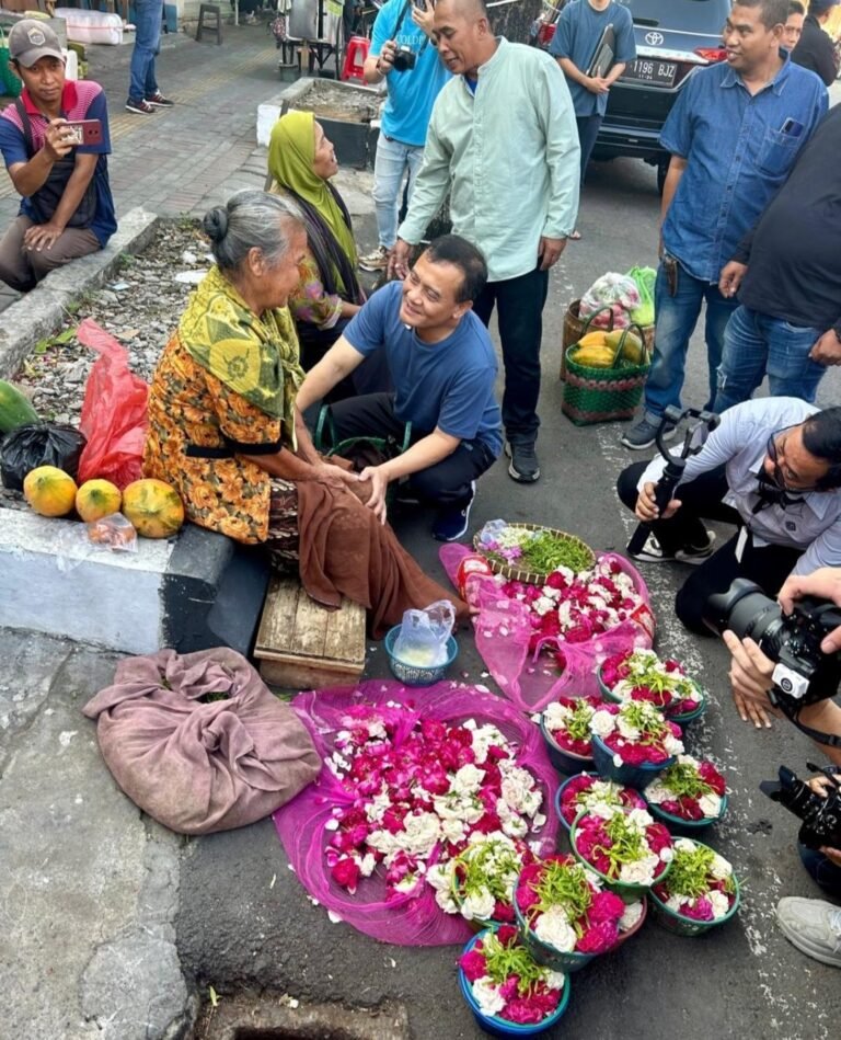 Ahmad Luthfi Bersimpuh di depan Lansia Pedagang Bunga Setaman Pasar Ir Soekarno Sukoharjo