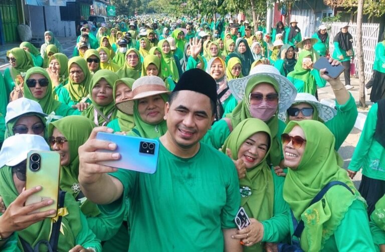 Ribuan Muslimat NU Jalan Sehat Bersama Gus Yasin