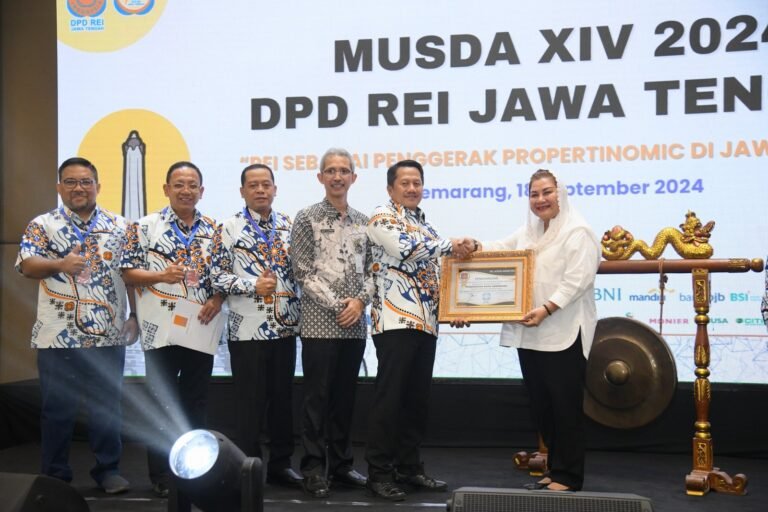 Kota Semarang Raih Penghargaan REI Sebagai Pemda Pemberi Layanan Perizinan Perumahan Terbaik