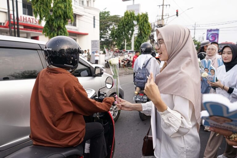 Ajakan Kampanye Damai, Relawan Yok Bisa Gelar Aksi Bagikan Mawar Putih