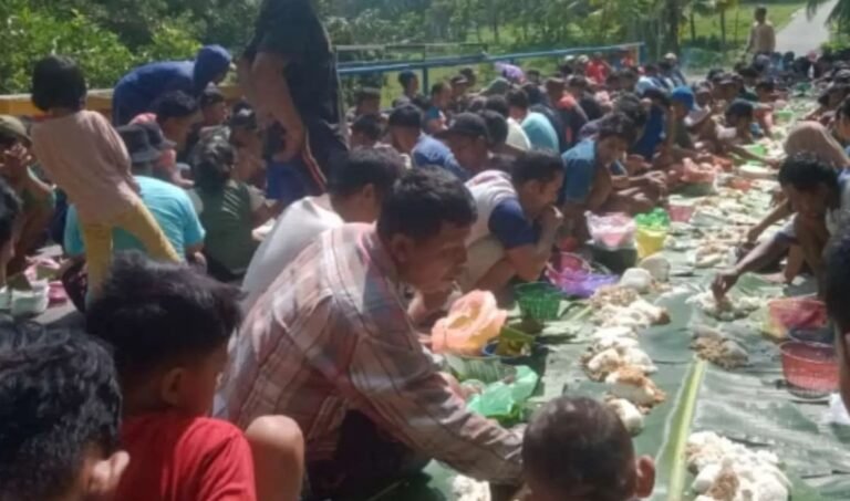 Tradisi Kembul Bujana Dusun Tapen Bawen, Makan Bersama di Atas Jembatan Bersejarah