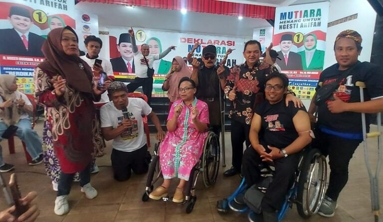 Ribuan Orang Tunggu Gus Yasin di Pengajian Muslimat NU Karanganyar