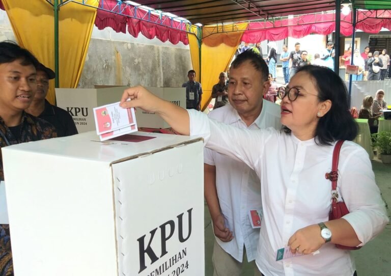 Mbak Agustin Salurkan Hak Suara di TPS 10 Gedawang, Optimis Raih Hasil Terbaik