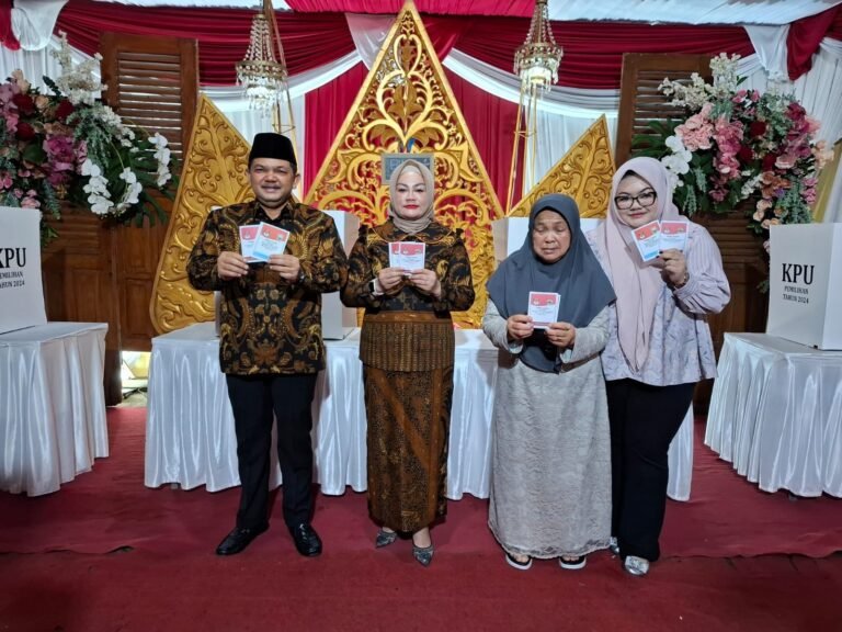 Nyoblos di TPS 03 Gedad Getasan, Ngesti Nugraha Jalan Kaki Diiringi  Tari Prajuritan