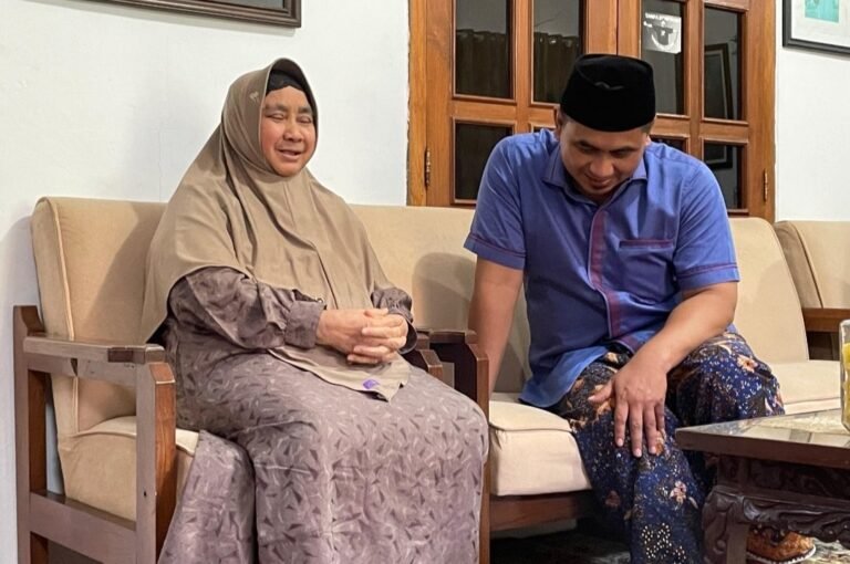 Gus Yasin Sowan Nyai Muhsinah, Isteri Mbah Cholil Bisri