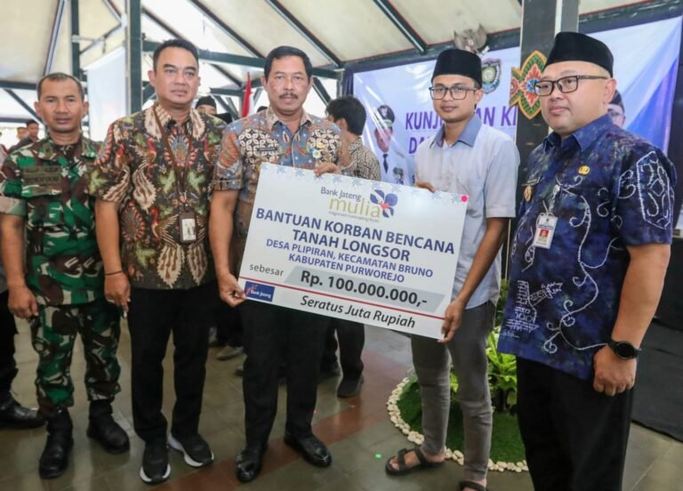 Nana Sudjana Serahkan Bantuan untuk Keluarga Korban Tanah Longsor di Purworejo