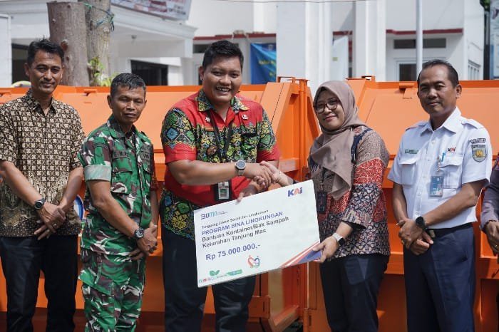 KAI Daop 4 Semarang Salurkan Bantuan 2 Kontainer Sampah 