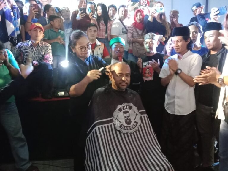 Agustin – Iswar Menang, Relawan Tepati Janji Cukur Plontos