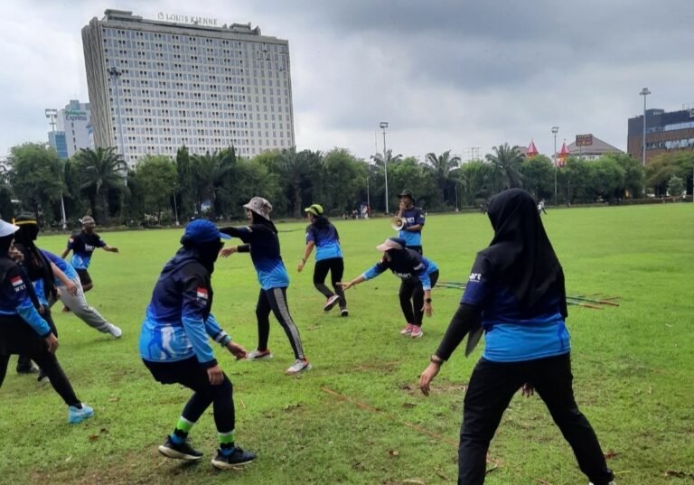 Komunitas Tracking Semarang Jalan Sehat Sekaligus Lestarikan Permainan Tradisional