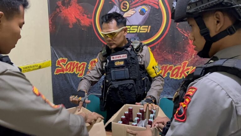 Gerebek Rumah Penjual Miras, Tim Sparta Polresta Surakarta Amankan Belasan Botol Kawa-Kawa