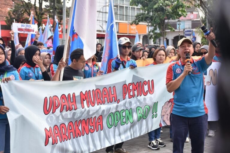 Ratusan Karyawan SCI Demo UMK, “ Upah Murah Pemicu Maraknya Open BO”