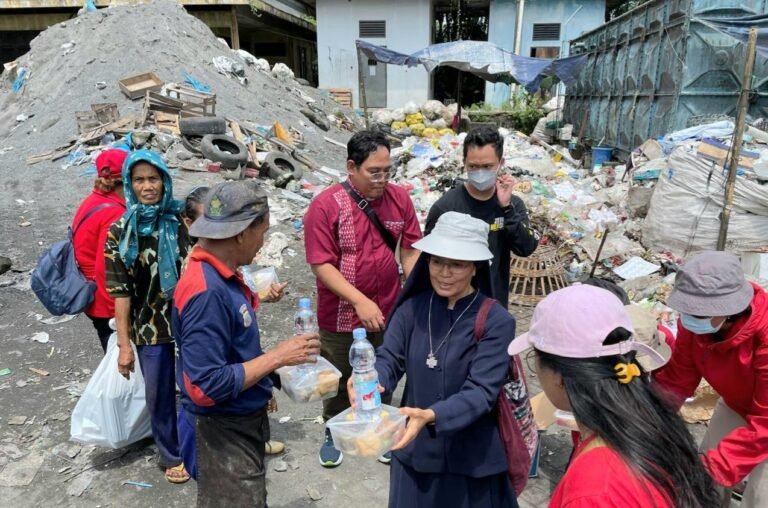 Sambut Natal Gereja St Theresia Bagikan 400 Nasi Kotak di TPA Jatibarang
