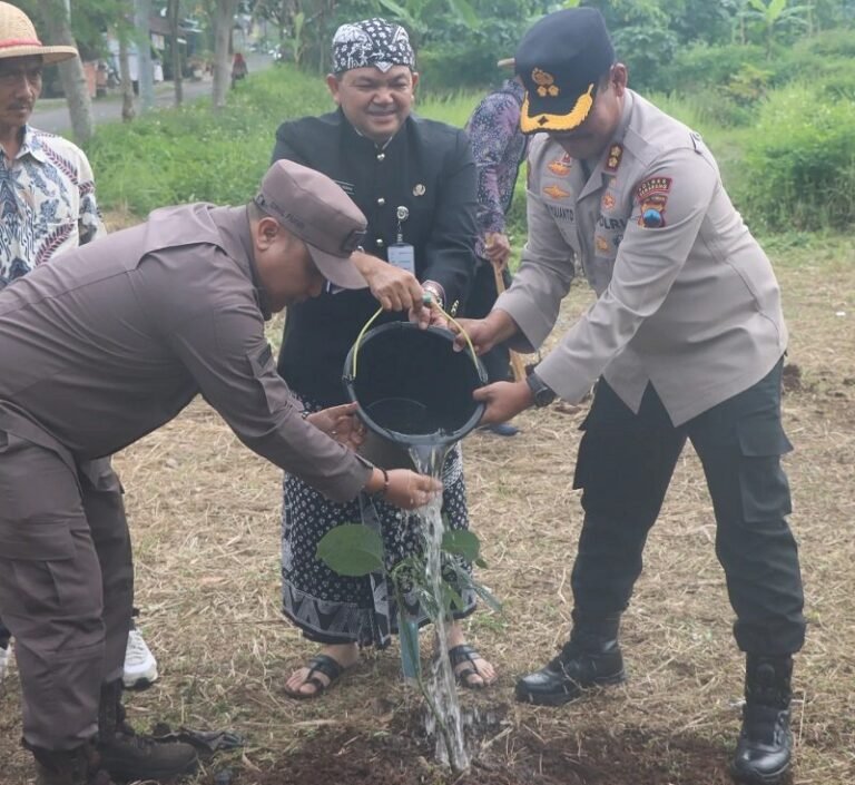 Hari Desa Nasional, Bupati Semarang Tanam Alpukat Tandai Perbaikan Gizi Warga