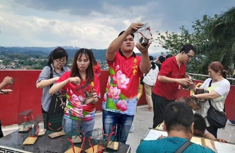Ciswak Kelenteng Sri Kukus Redjo Ungaran, Potong Rambut dan Lepas 800 Burung