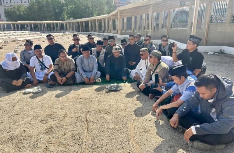 Ahmad Luthfi dan Rombongan Ziarah Makam Mbah Moen di Ma’la