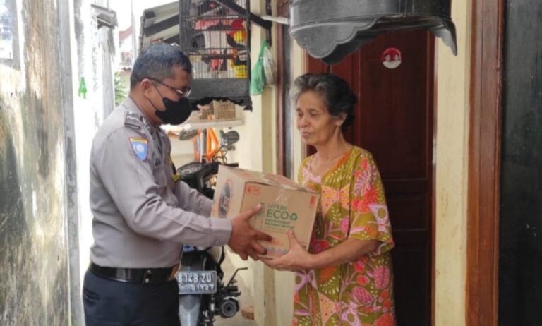 Kisah Aiptu Galuh, Polisi yang Sisihkan Gajinya untuk Program “Satu Hari Satu Bantuan”