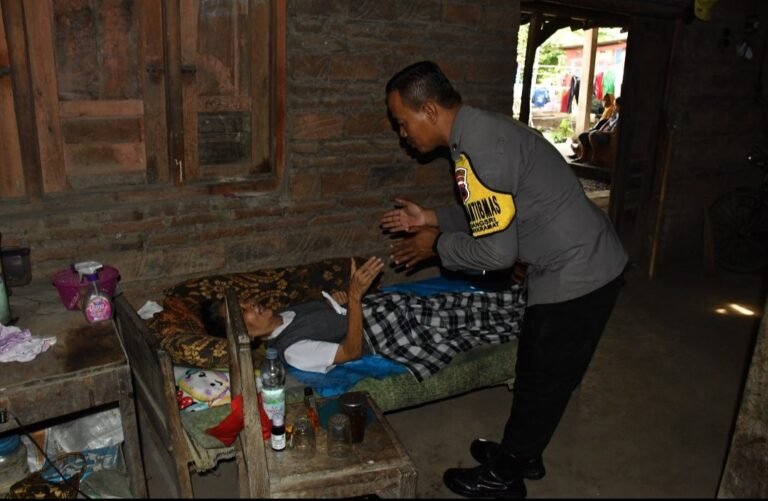 Kisah Aipda Suranto, Sisihkan Gaji untuk Program Welas Asih 