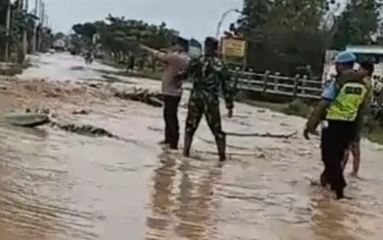 Tanggul Jebol, Semarang – Purwodadi Lumpuh, Rendam Enam Kecamatan 