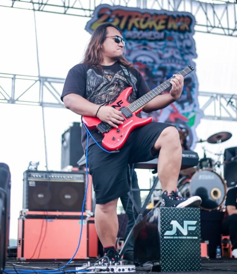 Bripka Gutor Tegas Bertugas, Piawai Cabik Gitar