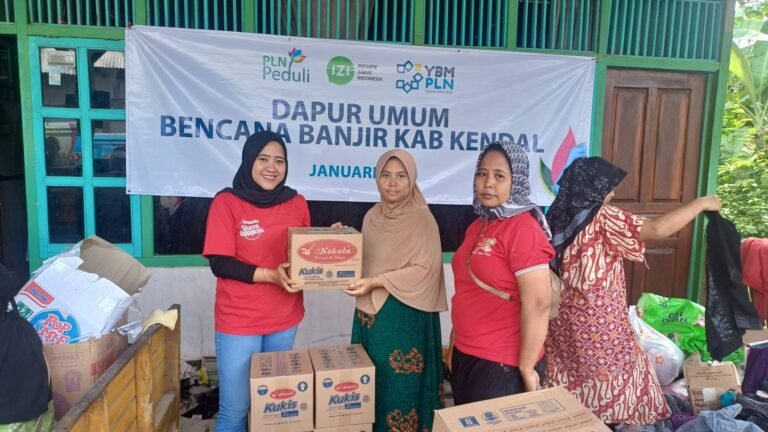 Kokola Bagikan Biskuit Untuk Korban Banjir Kendal