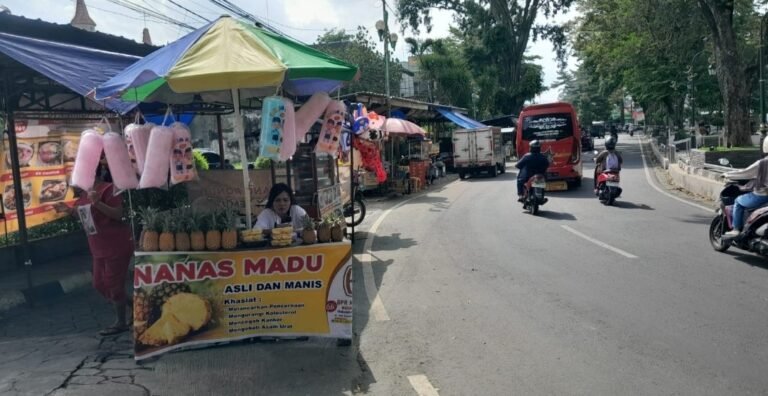 PKL Salatiga Keluhkan Sehari Bayar Retribusi Rp 105 ribu 