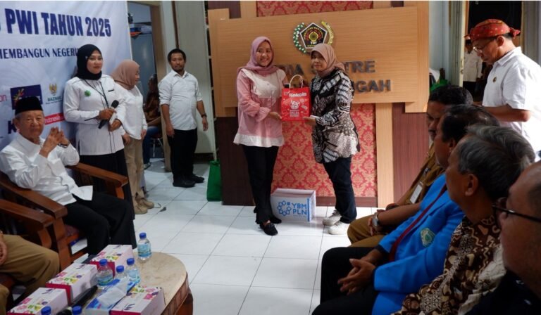 Hari Pers, Biskuit Kokola Salurkan Bingkisan Bagi Janda Wartawan