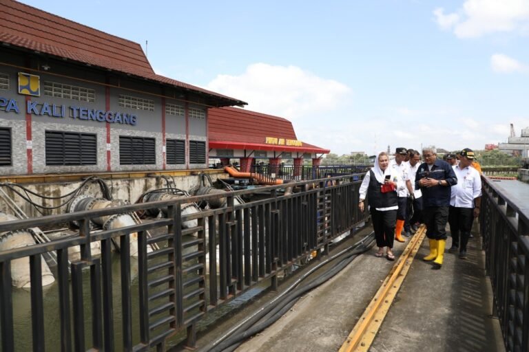 Mbak Ita Tinjau Banjir di Terboyo Wetan