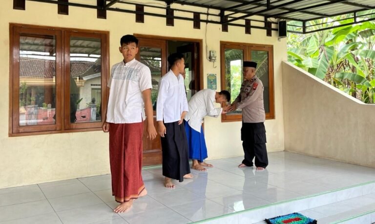 Gaji Jadi Polisi Buat Bangun Mushola dan Ajari Ngaji Bagi Warga