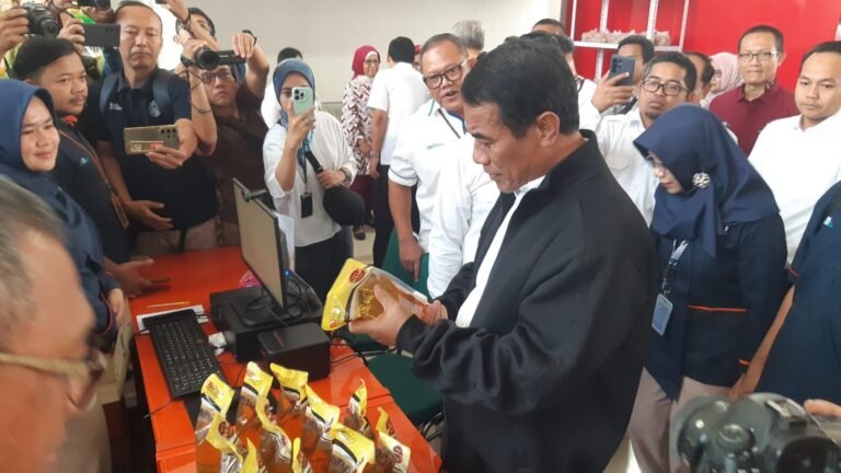 Mentan Amran Temukan Ketidaksesuaian Takaran Minyakita Saat Pantau Operasi Pasar di Solo