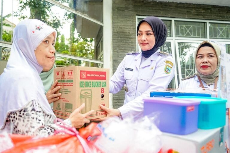 Wawali Serahkan Bantuan  Kewirausahaan Kepada Penyandang Disabilitas