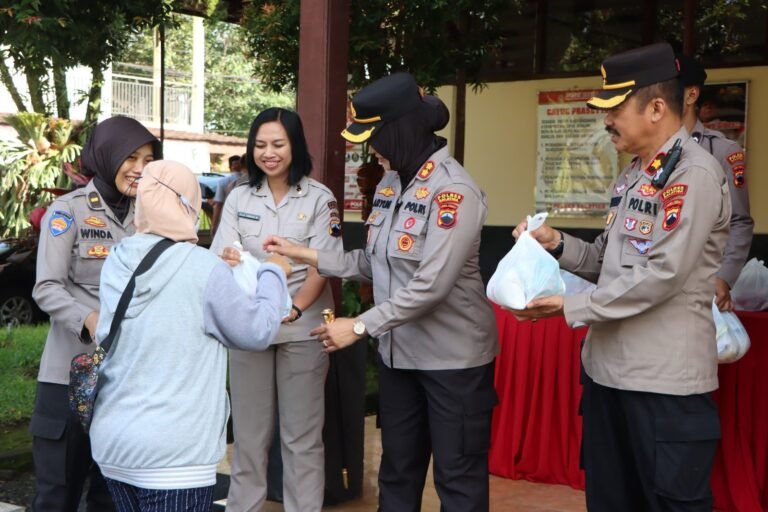 Ratusan Warga Geruduk Mapolres Salatiga, Serbu Paket Tebus Murah