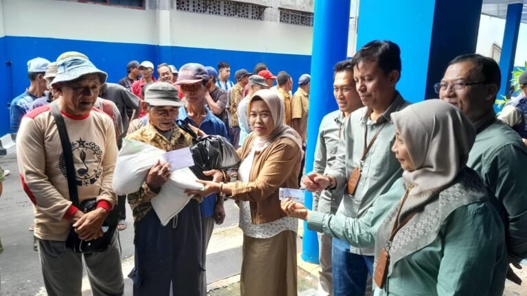 PDAM Salatiga Bagikan Ratusan Paket Sembako ke Dhuafa