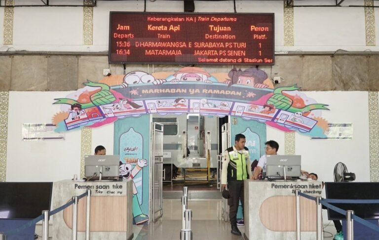 KAI Daop 4 Semarang Hadirkan Dekorasi Spesial di Stasiun