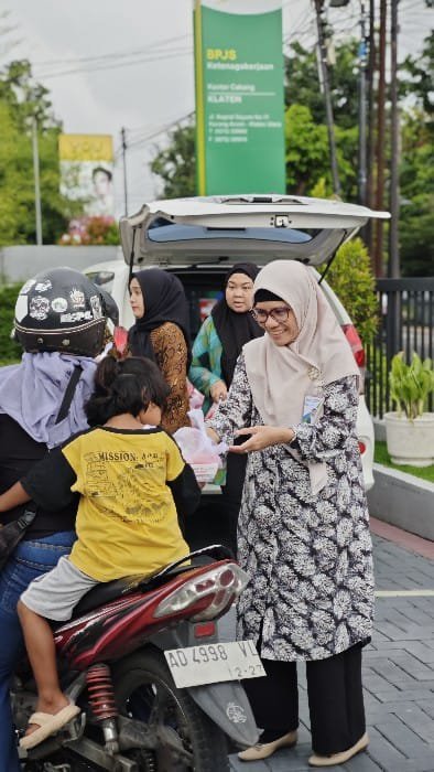 BPJS Ketenagakerjaan Klaten Bagikan Ratusan Takjil ke Masyarakat
