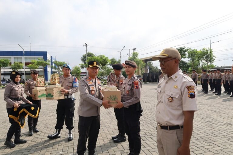 Kapolres Sukoharjo Bagikan 1.000 Bingkisan Lebaran, Wujud Kepedulian kepada Personel dan Masyarakat