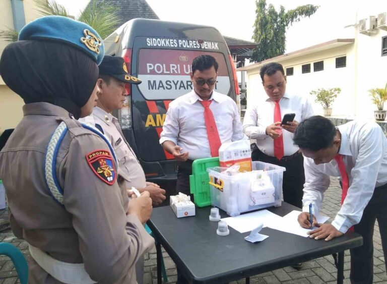 Pastikan Anggota Bebas Narkoba, Sipropam Polres Demak Gelar Tes Urine