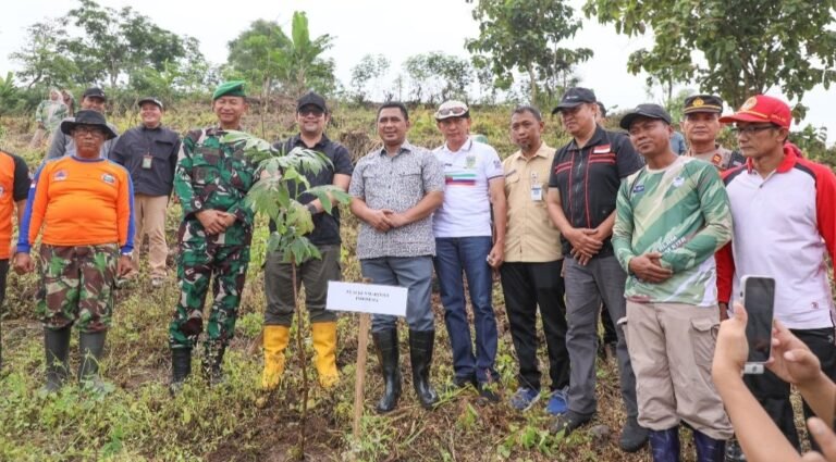 Wagub Jateng Tanam 1.000 Bibit Pohon di Kawasan Waduk Logung, Pesan: Jangan Biarkan Mati