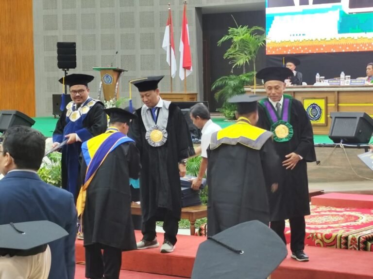 UMS Wisuda 2.389 Lulusan, Rektor Tekankan Pentingnya Karakter dan Etos Kerja