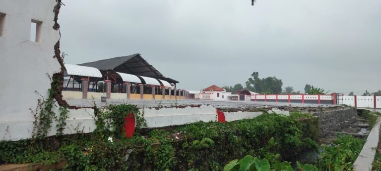 Pagar Roboh Pasar Hewan Sumberlawang Masih Terbengkalai