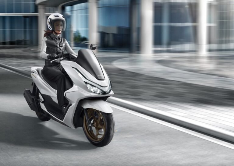 Panduan Riding Aman untuk Perempuan Muda di Persimpangan Jalan