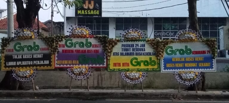 Mitra Kirim Karangan Bunga di Depan Kantor Grab Semarang, Protes Skema ‘Akses Hemat’