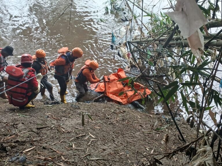 Perahu Terbalik Ayah-Anak Tenggelam